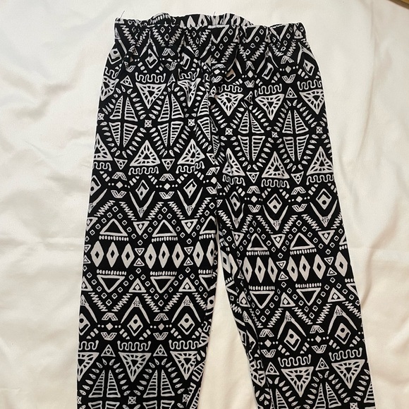 No Boundaries size small (3-5) black and white boho leggings. - Picture 2 of 4